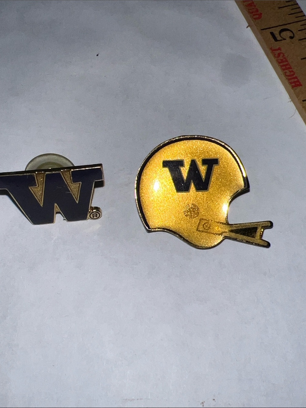 2 Vintage University Washington Huskies lapel pins